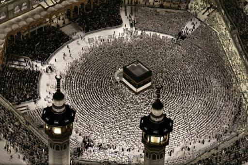 Vue aérienne du complexe de la Grande Mosquée de La Mecque, où les musulmans effectuent la prière du soir autour de la Kaaba, le 24 mai 2026 en Arabie saoudite, avant le pèlerinage annuel du Hajj