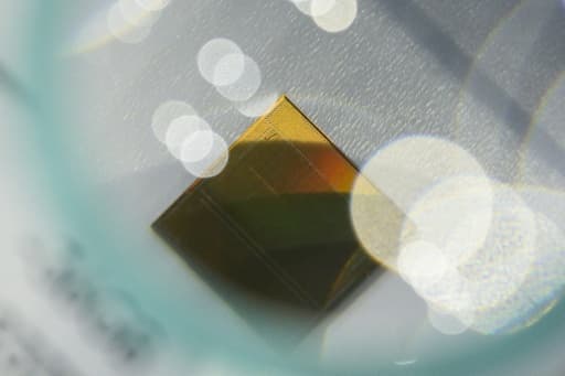 Une puce du géant sud-coréen des semi-conducteurs SK Hynix, le 4 novembre 2024 à Séoul