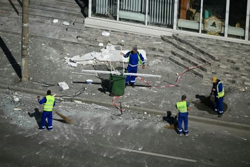 Policiers et enquêteurs sur le lieu d'impact après la chute d'un drone russe sur un immeuble d'habitation à Galati, en Roumanie