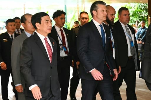 Le secrétaire américain à la Défense Pete Hegseth lors d'une réunion bilatérale en marge du Dialogue de Shangri-La, à Singapour