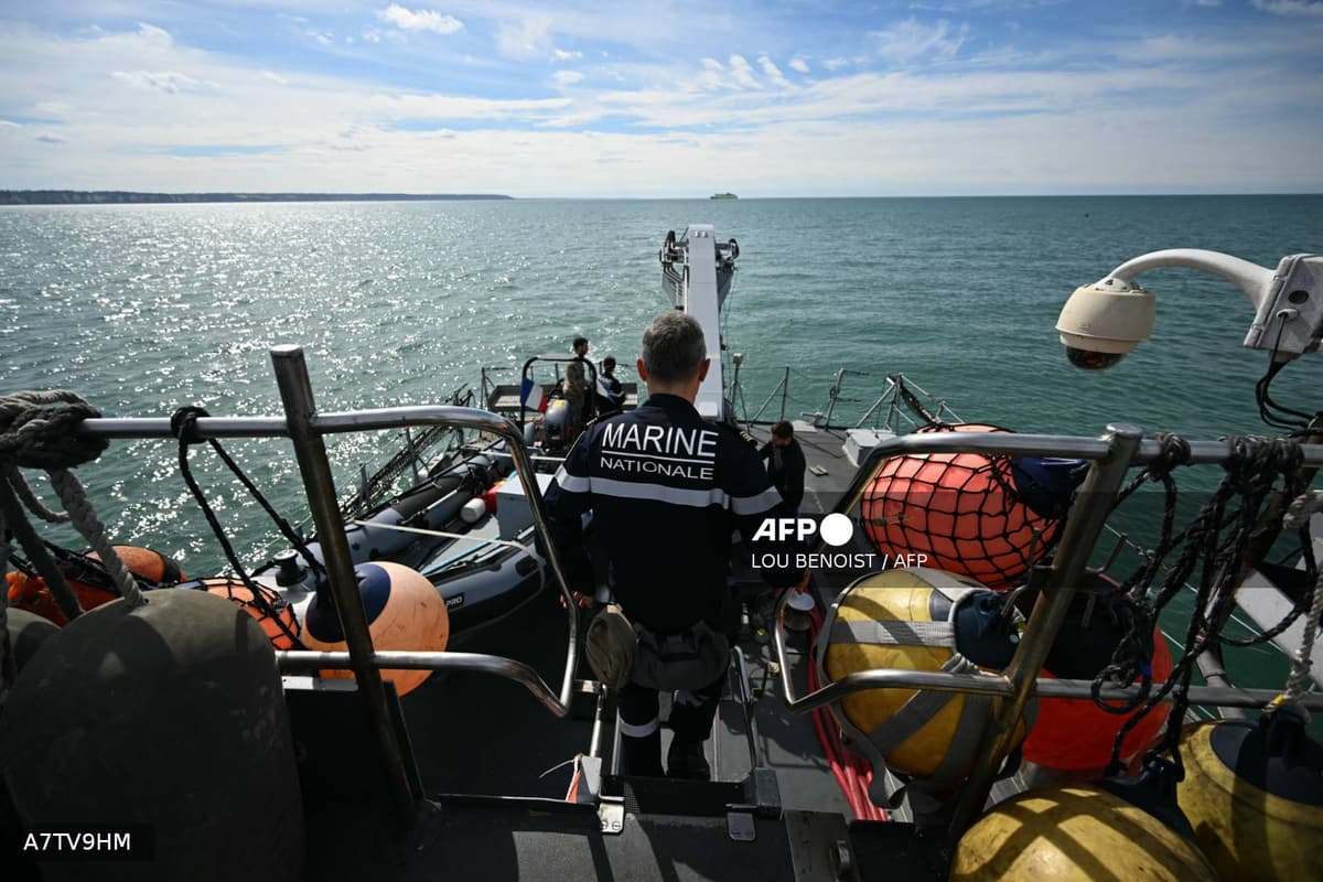Un navire de guerre de la Marine nationale française naviguant en mer