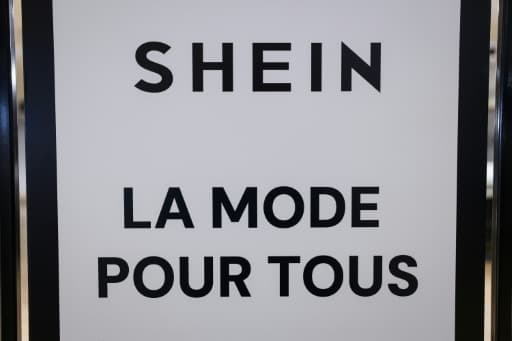 Panneau Shein portant le slogan « La mode pour tous »