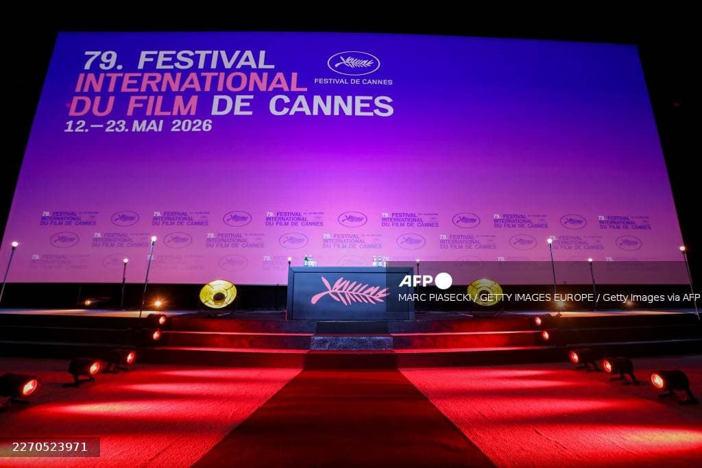 La scène vide du 79e Festival international du film de Cannes avec le pupitre et la Palme, avril 2026