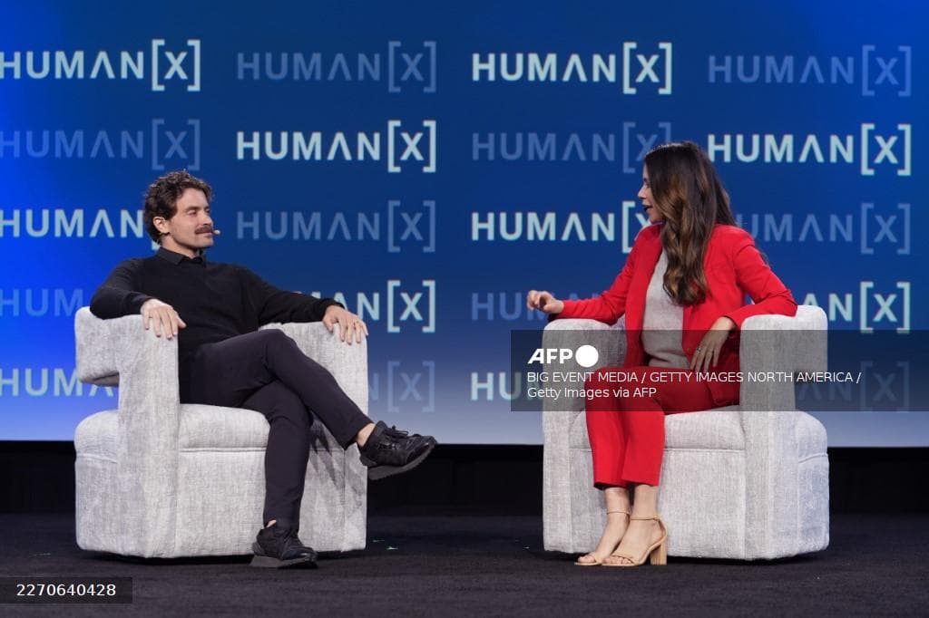 Deux intervenants sur scène à la conférence HumanX sur l'intelligence artificielle, San Francisco, avril 2026