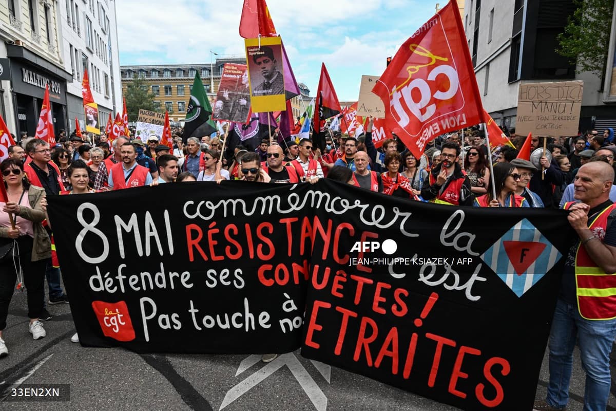 Manifestation CGT contre la réforme des retraites avec banderole Pas touche à nos retraites