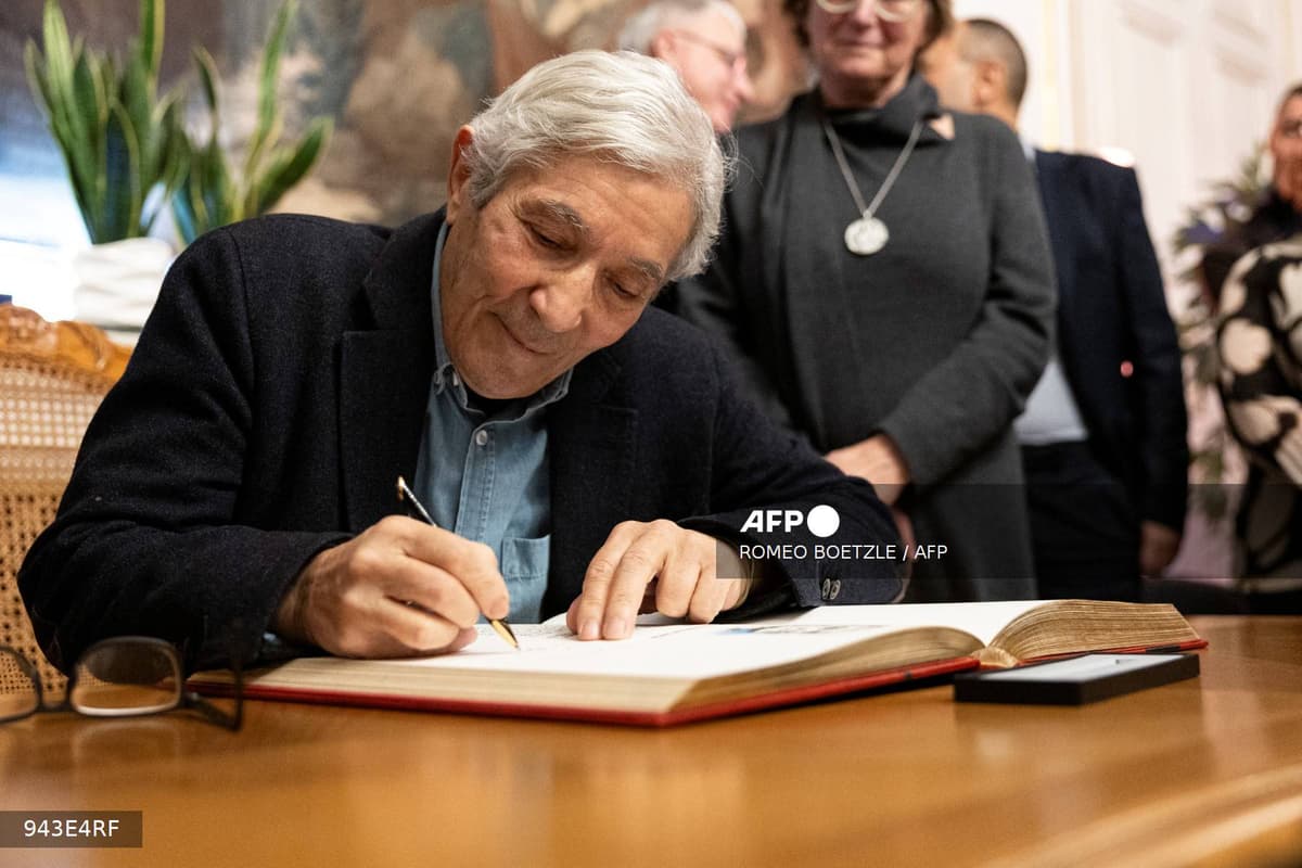 Boualem Sansal signe un livre d'or lors d'une remise de prix littéraire en France, janvier 2026