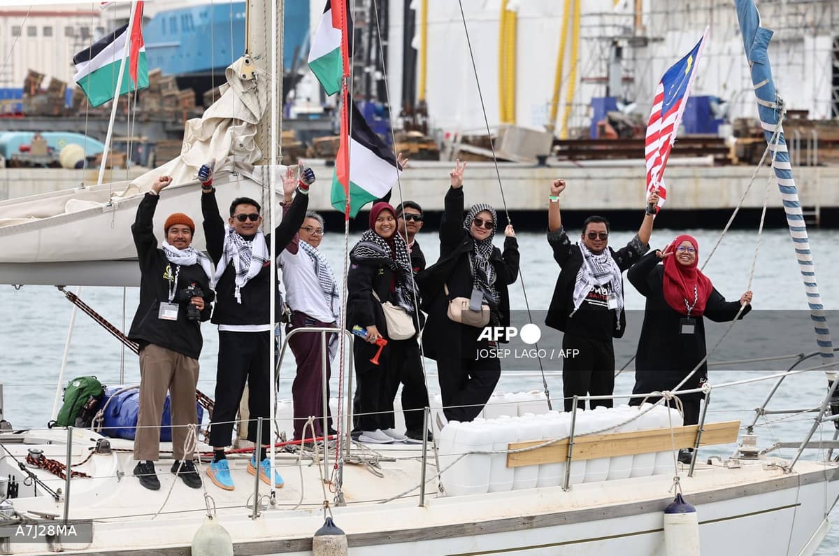 Participants de la flottille pour Gaza sur un voilier au port de Barcelone avec des drapeaux palestiniens, 12 avril 2026