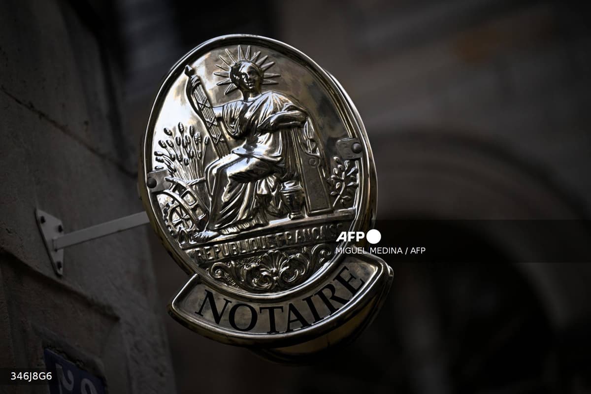 Plaque de notaire en laiton sur la facade d un office notarial en France