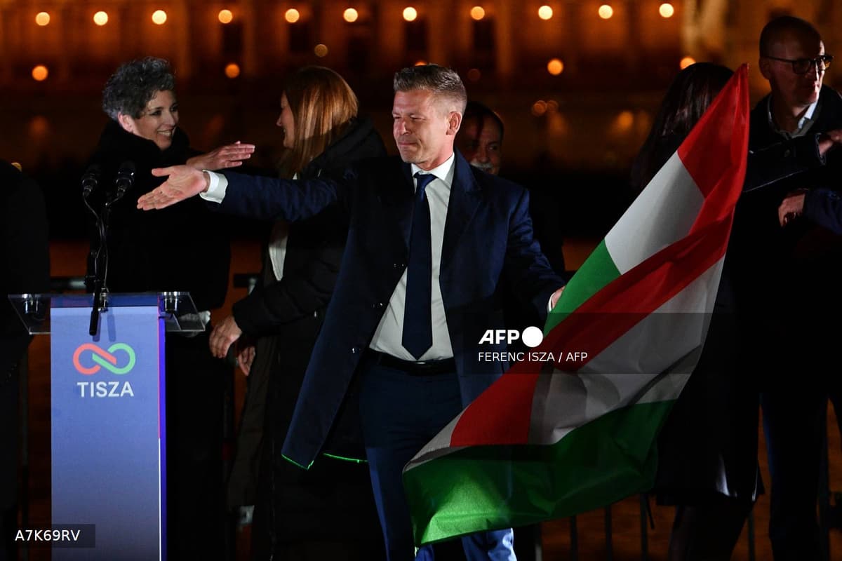Péter Magyar célèbre sa victoire aux législatives hongroises avec le drapeau national et le logo du parti Tisza, Budapest, 12 avril 2026