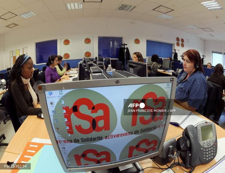 Un bureau de la CAF avec le logo RSA affiché sur un écran, France