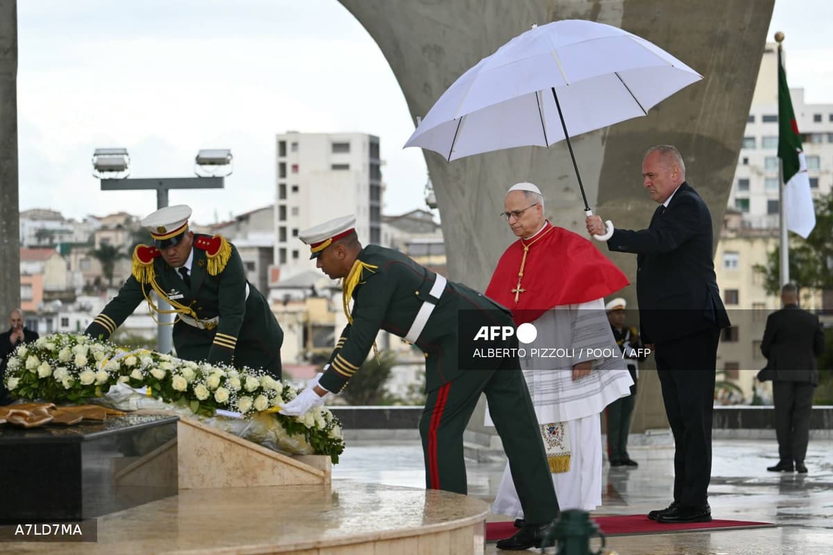 Le pape Léon XIV sous la pluie au Maqam Echahid à Alger, entouré de gardes d'honneur algériens, le 13 avril 2026