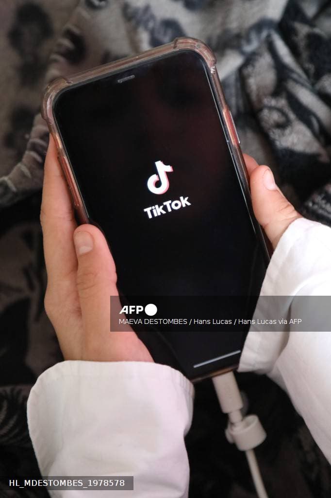 Mains d'adolescent tenant un smartphone, illustration de la vulnérabilité numérique des mineurs