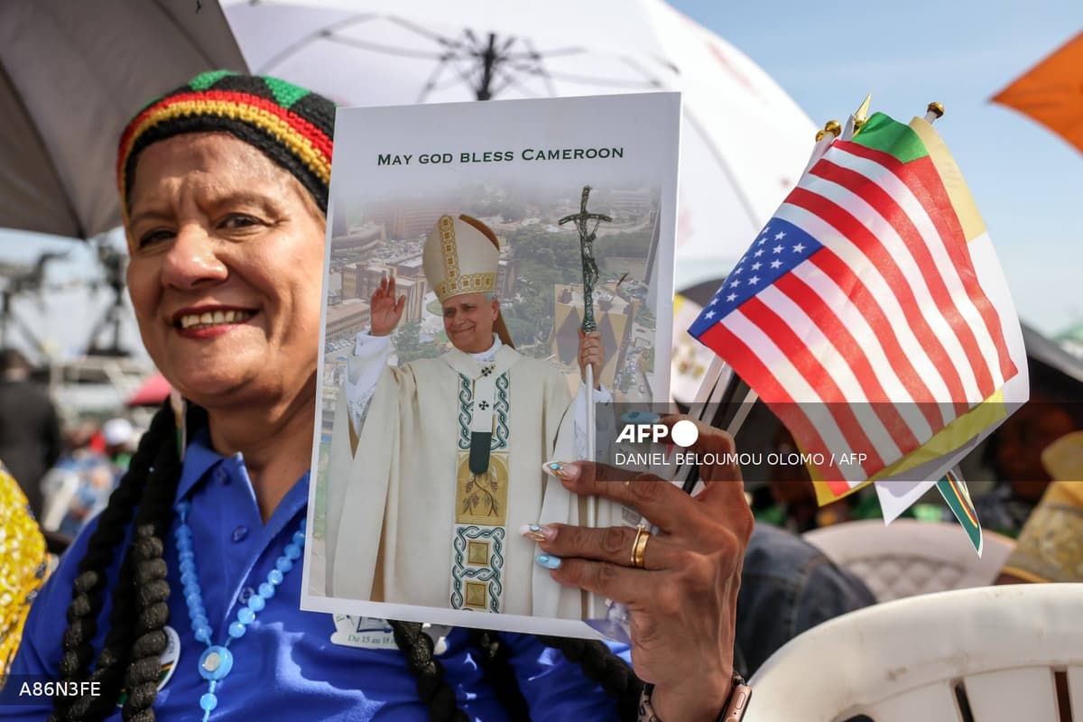 Pape au Cameroun : 120 000 à Douala, charge contre les « tyrans »