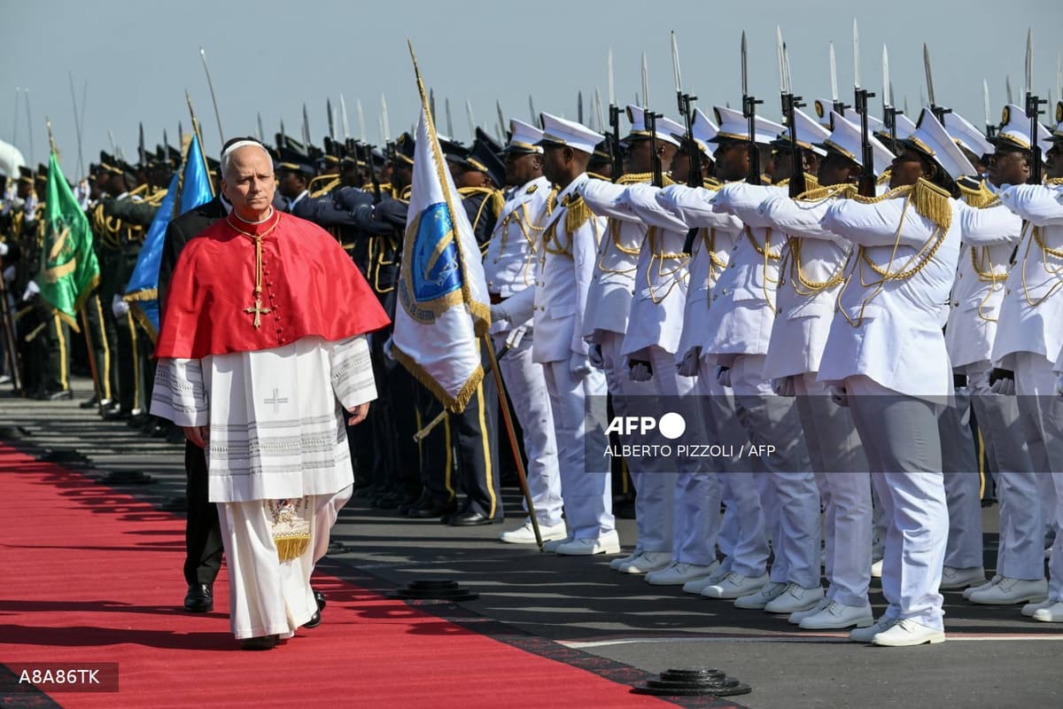 Le pape Léon XIV passe en revue la garde d'honneur angolaise en uniforme blanc à son arrivée officielle à Luanda, sur tapis rouge, le 18 avril 2026
