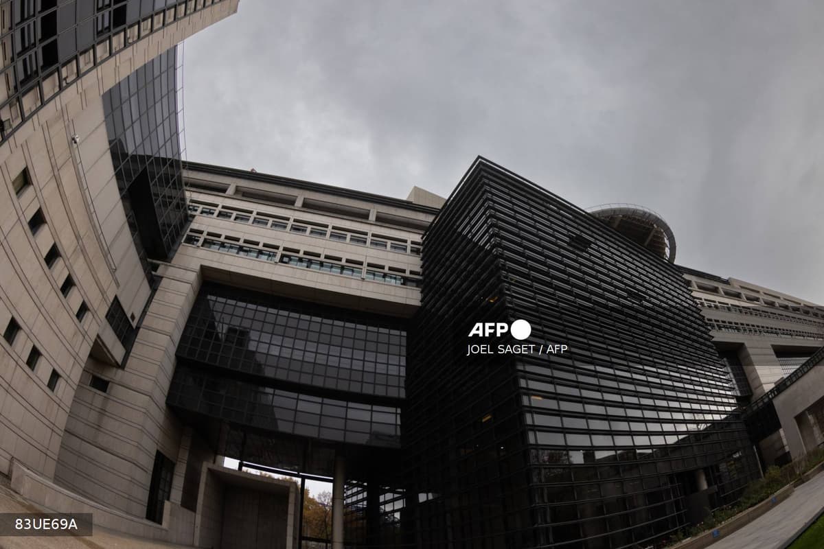 Façade du ministère de l'Économie et des Finances à Bercy à Paris en contre-plongée