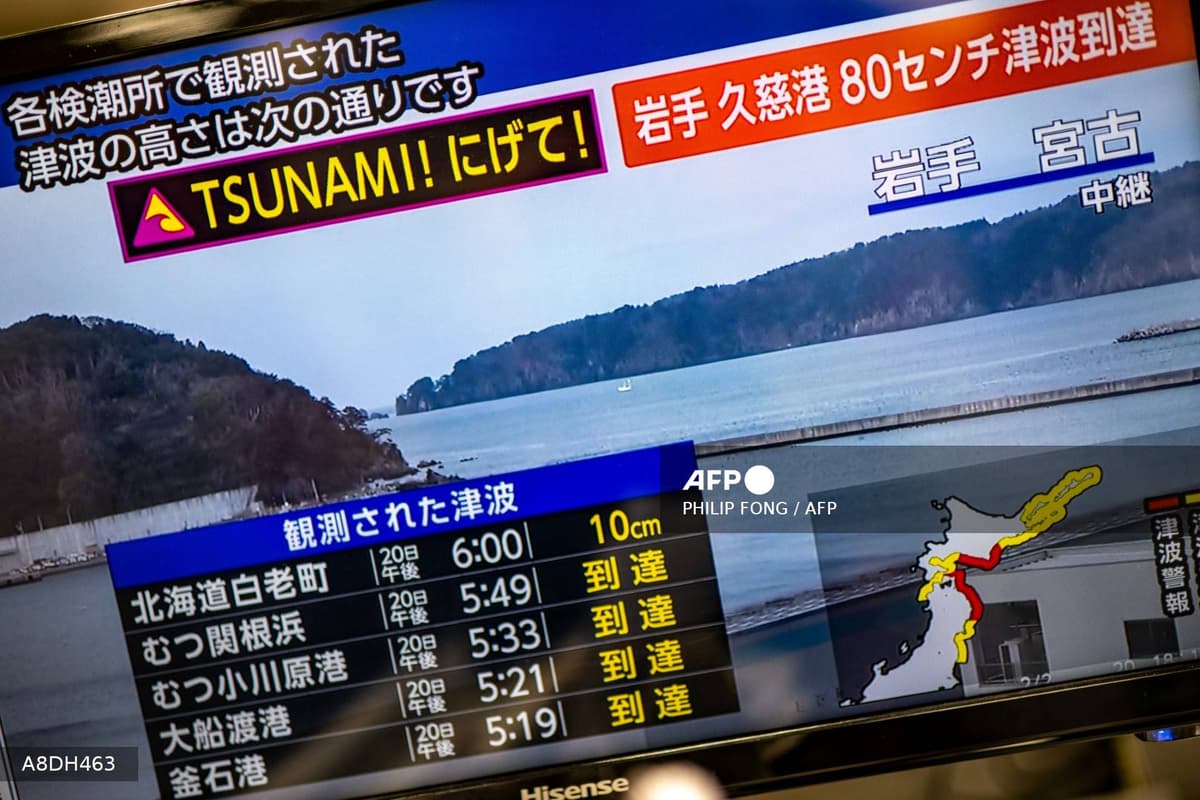 Écran de télévision NHK affichant une alerte tsunami avec la liste des ports touchés dans le nord du Japon