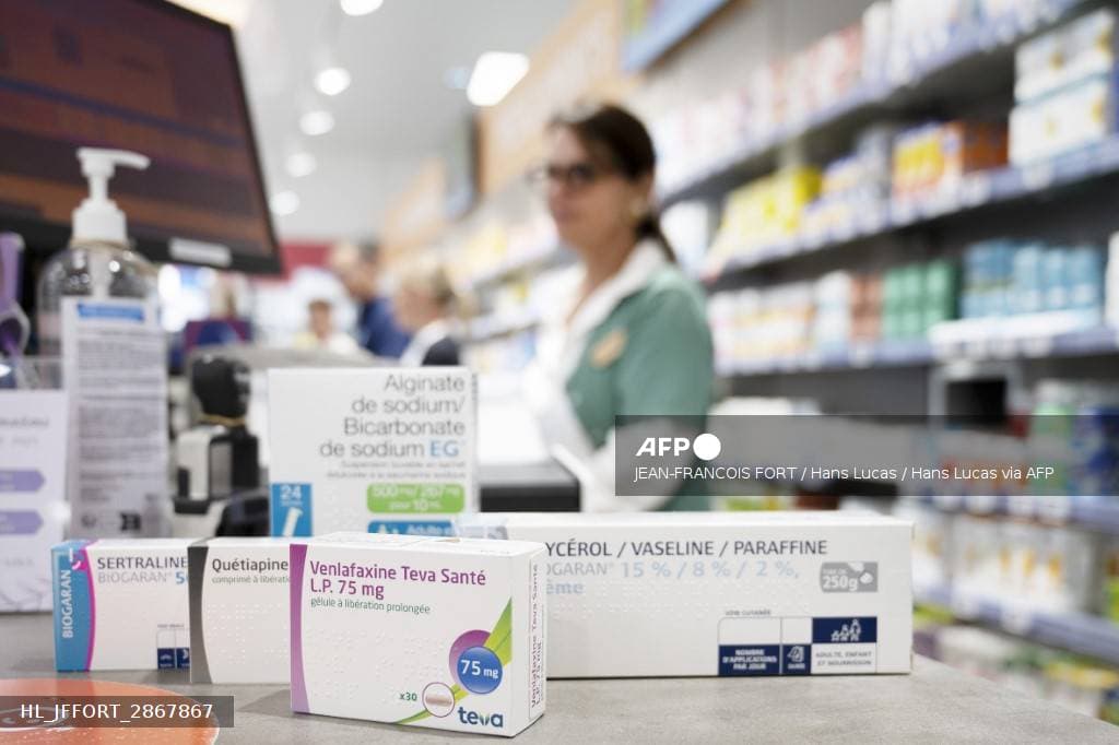 Boîtes d'antidépresseurs Sertraline Venlafaxine Quétiapine posées sur le comptoir d'une pharmacie française