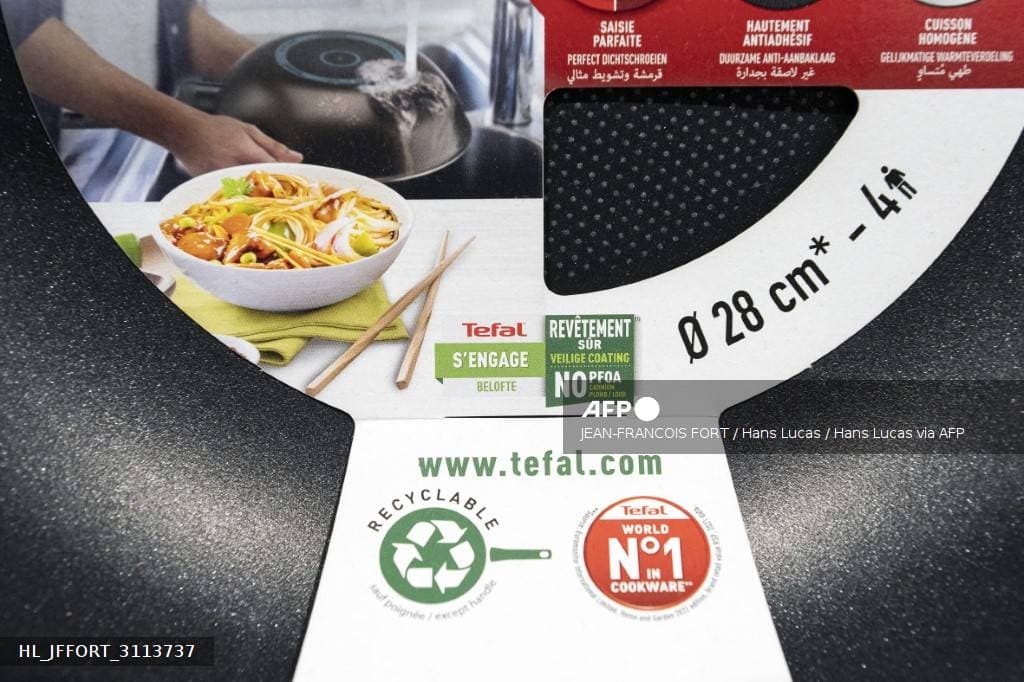 Étiquette de poêle Tefal mentionnant l'absence de PFOA, cadmium et plomb dans le revêtement (Poitiers, 30 mars 2026)