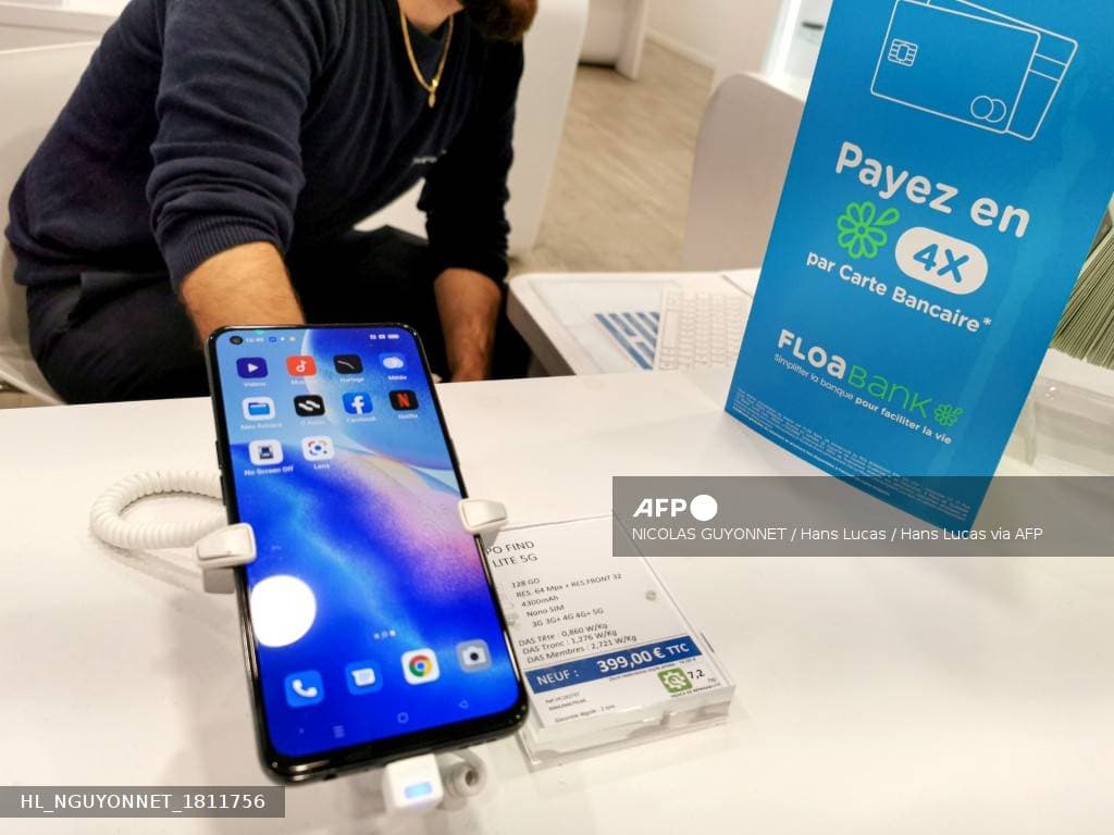 Smartphone affichant des applications de réseaux sociaux, au cœur du débat sur la majorité numérique