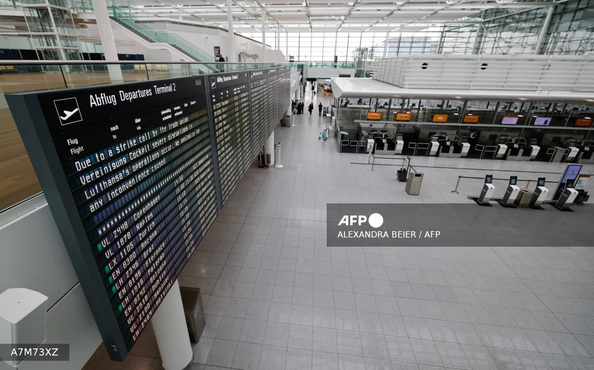 Hall vide de l'aéroport de Munich Terminal 2, tableau d'affichage Lufthansa avec annulations massives, avril 2026