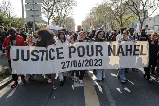 Des manifestants portent une banderole « Justice pour Nahel » à Nanterre, en mars 2026.