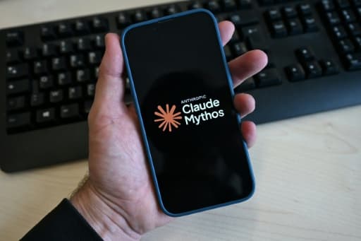 Le logo de Claude Mythos d'Anthropic affiché sur l'écran d'un smartphone tenu en main