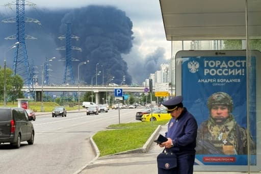 De la fumée noire s'élève au-dessus d'une raffinerie dans le sud-est de Moscou après une attaque de drones ukrainiens