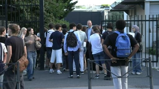 Des lycéens à Lyon pendant les épreuves du baccalauréat sous la canicule