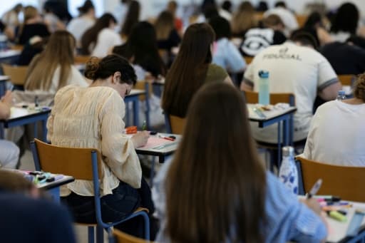 Lycéens passant une épreuve du baccalauréat