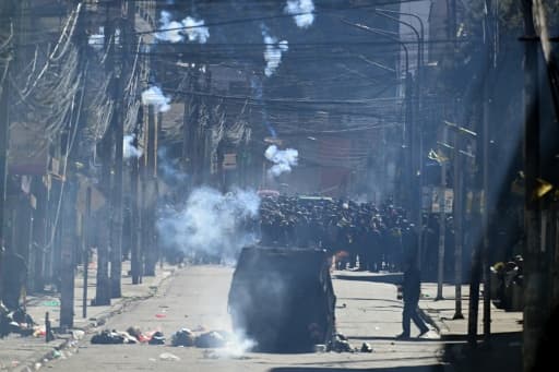 Affrontements entre la police et des manifestants a La Paz, en Bolivie