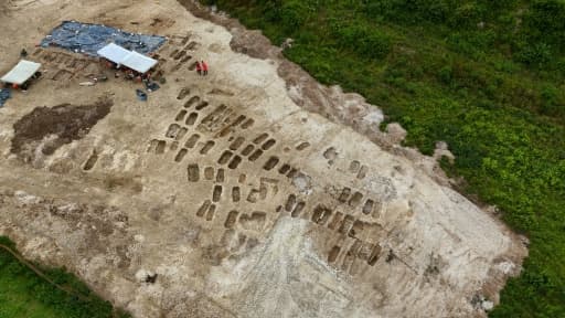 Vue aérienne d'un chantier de fouilles archéologiques sur le tracé du futur canal Seine-Nord Europe