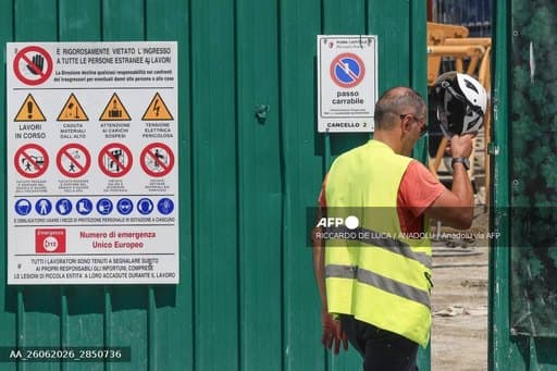 Un ouvrier sur un chantier lors d'un épisode de canicule