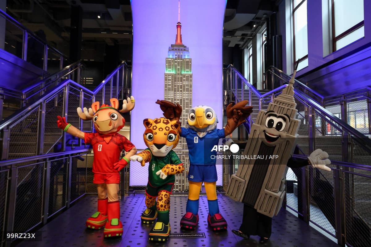 Les trois mascottes de la Coupe du monde 2026 posent devant l'Empire State Building à New York