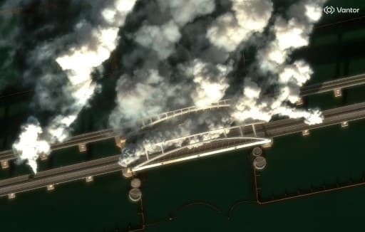 Image satellite de fumée s'élevant au-dessus du pont de Crimée