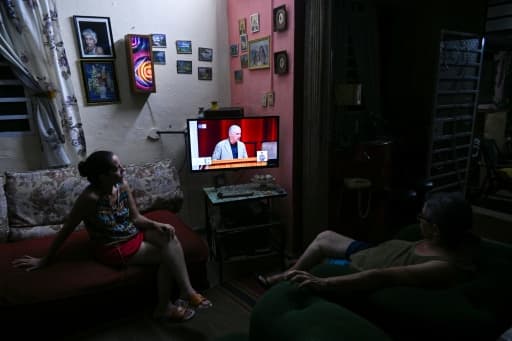 Des Cubains suivent à la télévision le discours annonçant les réformes, à La Havane