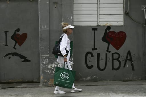 Une femme marche dans une rue de La Havane pendant la crise économique cubaine