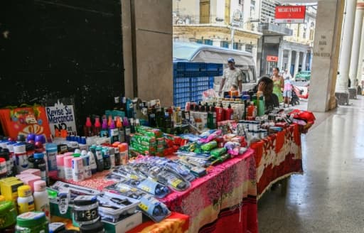 Un stand de vente de produits d'hygiène à La Havane, sur fond de pénuries liées à la crise économique cubaine