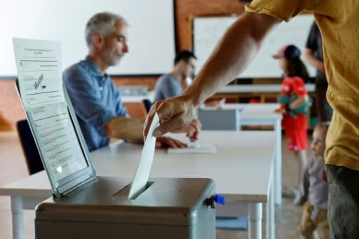 Un électeur vote lors des votations fédérales en Suisse