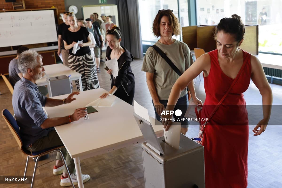 Un électeur vote en Suisse