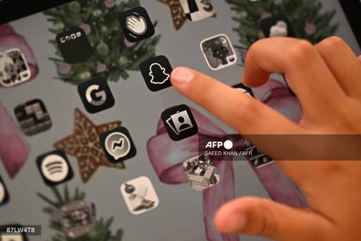 Un adolescent devant l'écran de son smartphone
