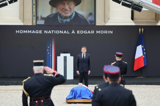 Hommage national à Edgar Morin aux Invalides, son portrait au chapeau projeté derrière le cercueil
