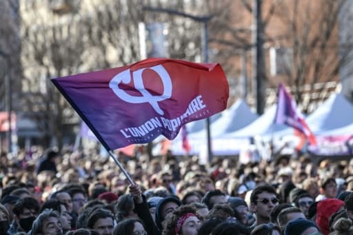 Un drapeau de l'Union populaire de La France insoumise lors d'un rassemblement