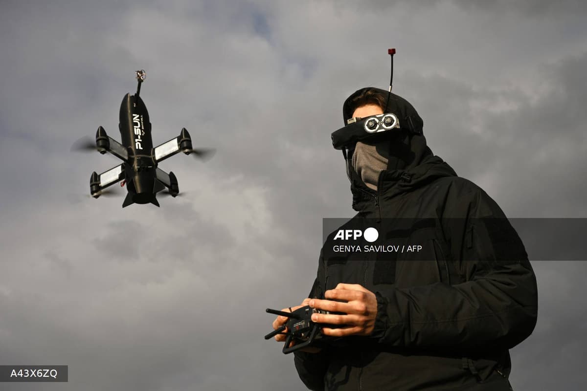 Un soldat ukrainien pilote un drone FPV à l'aide de lunettes de vision immersive