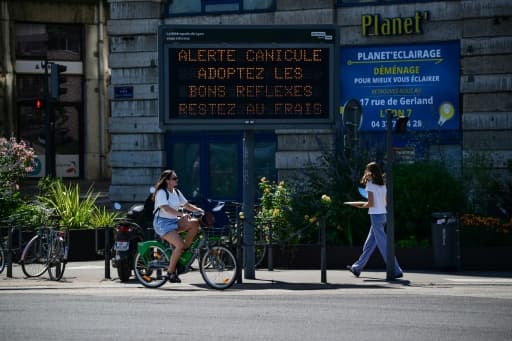 Un panneau d'information invite à rester au frais pendant la canicule