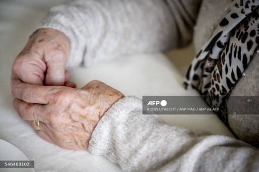 Les mains d'une personne âgée
