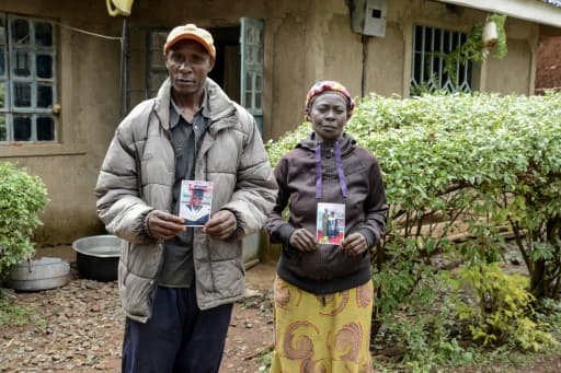 Les parents d'Erastus Mundia montrent des photos de leur fils, mort dans l'armée russe, au Kenya