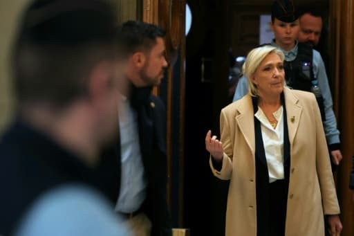 Marine Le Pen quitte le palais de justice de Paris lors de son procès en appel