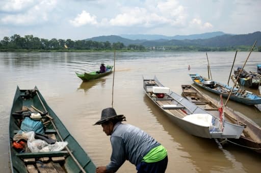 Un pêcheur et sa pirogue sur le Mékong près de Chiang Saen, en Thaïlande
