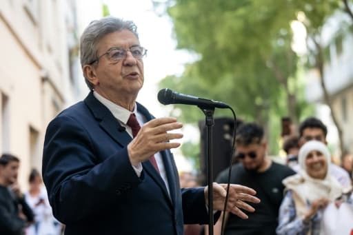 Jean-Luc Mélenchon, fondateur de La France insoumise, s'exprime en public lors d'un rassemblement