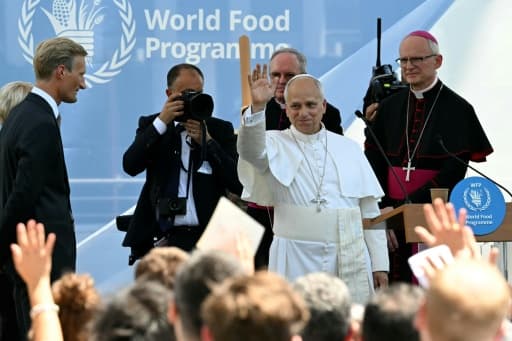 Le pape Léon XIV salue la foule au siège du Programme alimentaire mondial, à Rome